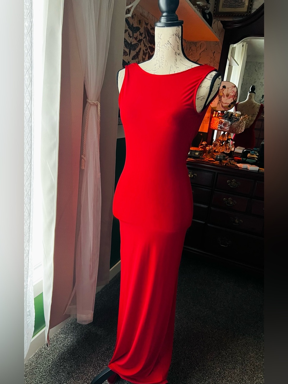 Backless Red Evening Gown — Sleek Floor-Length Dress